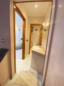Un baño con lavabo, inodoro y bañera. en Modern apartment, en Oujda 8 fotos más