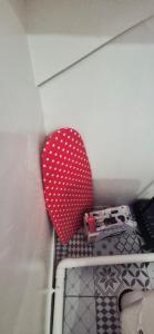 ein roter Behälter, der auf einem Regal in einem Raum steht in der Unterkunft Le petit vintage #souvenirs# in Anet + 45 Fotos