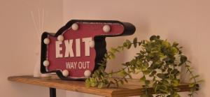 ein Schild mit der Aufschrift „Ausgang“ auf einem Regal in der Unterkunft Le petit vintage #souvenirs# in Anet
