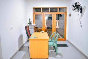 une table et des chaises dans une pièce avec une fenêtre dans l'établissement Arcadiaa Hotel, 