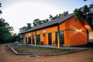 un bâtiment en brique orange avec beaucoup de fenêtres dans l'établissement Arcadiaa Hotel, 