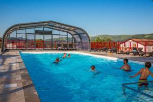 Domaine Chalets Larlapean内部或周边的泳池