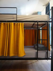 Palanda nebo palandy na pokoji v ubytování Hostel 13