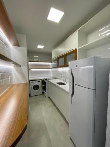 una cucina con un frigorifero bianco e un lavello di Draper Startup House - Rio de Janeiro a Rio de Janeiro