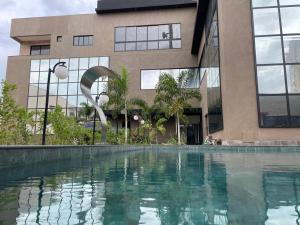 a building with a swimming pool in front of a building at Éden Hotel in Rio Verde