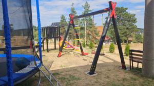 parco giochi con altalena di Apartmani Radovanović a Divčibare