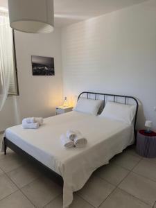 a bedroom with a large bed with towels on it at Una Finestra tra i Vicoli - appartamento nel cuore di Vasto in Vasto