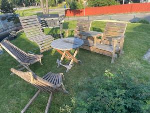 a group of chairs and a table and a table and chairs at Vänersborg Linas in Vänersborg