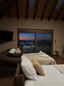 Postel nebo postele na pokoji v ubytování 'Olea Luxury House + 47 fotografií