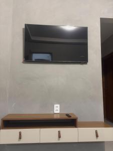 Televisyen dan/atau pusat hiburan di Apartamento aconchegante em poços de caldas