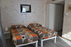 1 Schlafzimmer mit 2 Betten und einem Spiegel in der Unterkunft Osteria Centrale in Cadenazzo