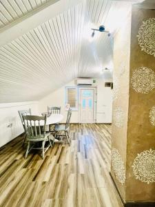 SurčinSurčin Grape Vine Apartments的有桌子和椅子的餐厅