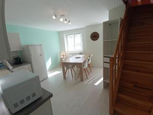 une cuisine et une salle à manger avec une table et une salle à manger dans l'établissement Charmante Maison de Village, à Riotord 9 autres photos