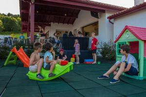 入住Domaine Chalets Larlapean的客人