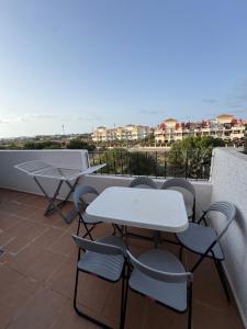 ein Tisch und Stühle auf einem Balkon mit Aussicht in der Unterkunft 3 Bedroom Apartment with pool for family in Saidia 