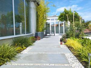 een loopbrug voor een huis met planten bij Active Apartments Koper in Koper