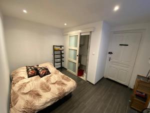 een slaapkamer met een bed met kussens erop bij Chambre à Pontarlier in Pontarlier