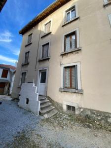 een gebouw met een trap ervoor bij Chambre à Pontarlier in Pontarlier