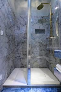 第戎T2 au Cœur Historique de Dijon avec Clim & SmartTV的浴室里有玻璃门的淋浴间