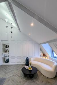 第戎T2 au Cœur Historique de Dijon avec Clim & SmartTV的客厅里有一张沙发和一张桌子。