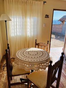 ein Tisch und Stühle in einem Zimmer mit Fenster in der Unterkunft Corazón de Ayrampos APART in San Isidro