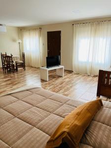 ein Schlafzimmer mit großem Bett und ein Wohnzimmer in der Unterkunft Corazón de Ayrampos APART in San Isidro + 2 Fotos