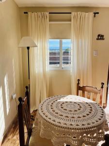 ein Schlafzimmer mit einem Bett vor einem Fenster in der Unterkunft Corazón de Ayrampos APART in San Isidro