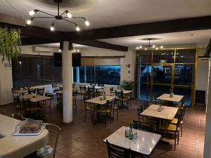 a dining room with tables and chairs in a restaurant at Hotel y Restaurante Villas Del Sol Jalpan de Serra in Jalpan de Serra