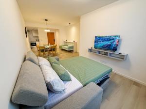 Televisyen dan/atau pusat hiburan di Dos Ambientes de LUJO a estrenar