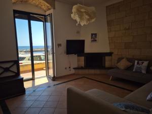 TV a/nebo společenská místnost v ubytování Il cortile sul mare