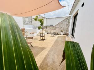 Un patio al aire libre con plantas verdes y una sombrilla. en Smart Apartments Facinas, en Facinas