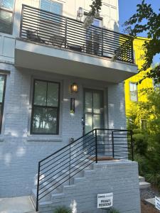 亚特兰大1280 Bungalow的白色砖屋,设有阳台和楼梯