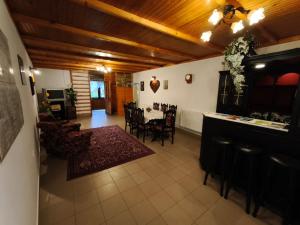 a kitchen and dining room with a table and chairs at Noclegi pod Witowem in Niedźwiedź