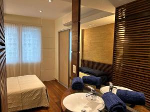 Un baño con lavabo, cama y espejo. en Condomínio do Edifício Cannes, en Río de Janeiro 11 fotos más