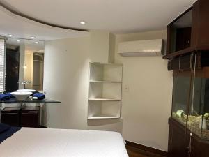 1 dormitorio con 1 cama, lavamanos y encimera en Condomínio do Edifício Cannes, en Río de Janeiro