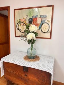 un jarrón de flores en una mesa con una pintura en La carpintería, en Los Llanos de Aridane 55 fotos más