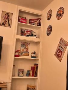 ein Bücherregal voller Bücher in der Unterkunft Le petit vintage #souvenirs# in Anet