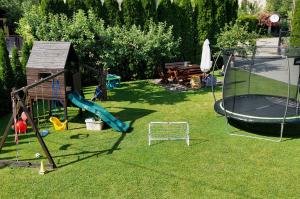 un cortile con parco giochi e tappeto elastico di Sielankowo a Wisła