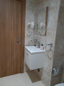 a bathroom with a white sink and a mirror at Appartement cosy à 8 min de RAK à pied in Marrakesh