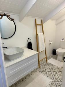 Bilik mandi di Macey Stay - The Boardwalk Hout Bay