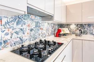 a kitchen with blue and white tiles on the wall at Casa Sandra in Cómpeta