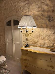 eine Lampe auf einer Kommode in einem Zimmer in der Unterkunft Angelica's House in Noto