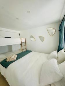 Ένα ή περισσότερα κρεβάτια σε δωμάτιο στο Très Bel Appartement aux Goudes +5 φωτογραφίες