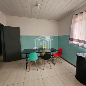 a dining room with a table and four chairs at Sobreloja - Zona 05 in Maringá
