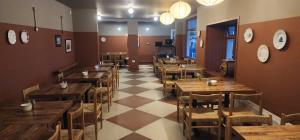 Restoran või mõni muu söögikoht majutusasutuses Doonmore Hotel, Bar & Restaurant