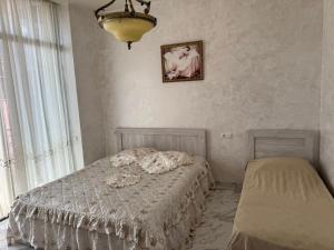 una camera da letto con un letto e un quadro sul muro di NINO a Kobuleti