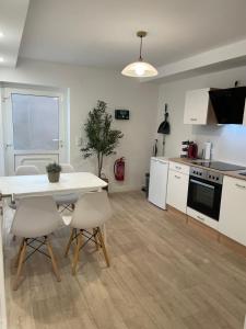 a kitchen and living room with a table and chairs at Entspannte Souterrain Wohnung in Munster
