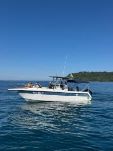 un grupo de personas en un barco en el agua en Passeios de Lancha em Ubatuba - New Mar Turismo, en Ubatuba