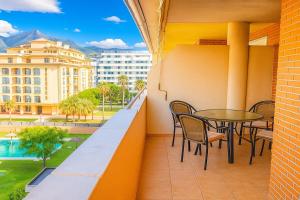 Un balcón con mesa y sillas y una vista en Central Park-Coastal Refuge by the Beach, en Estepona