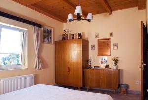 um quarto com uma cama e um armário de madeira em Accommodation close to Budapest em Solymár